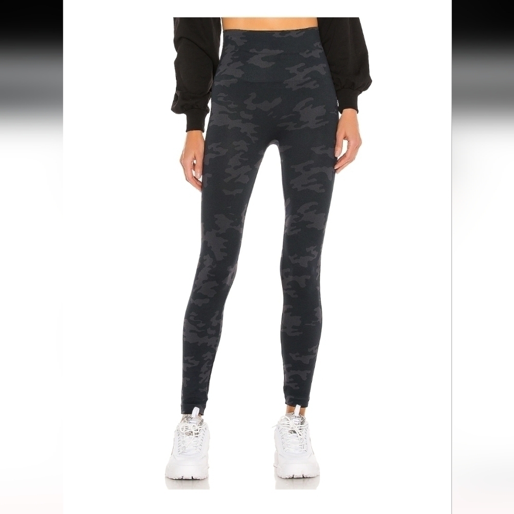 NWT Spanx Look At Me Now Leggings in Black Camo Size M